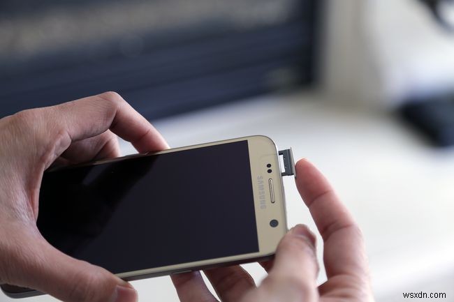 삼성 Galaxy S7/Edge에서 SIM 및 메모리 카드를 교체하는 방법