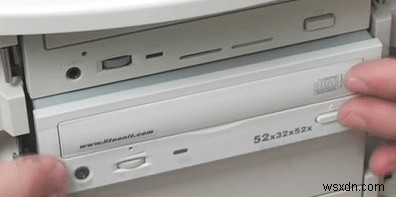CD/DVD 드라이브에 디스크가 걸려 안 나올 때, 강제 배출하는 5가지 방법