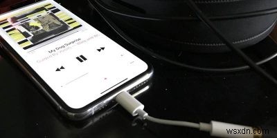 헤드폰 잭 없는 최신 아이폰에서 고품질 유선 헤드폰 사용하는 방법