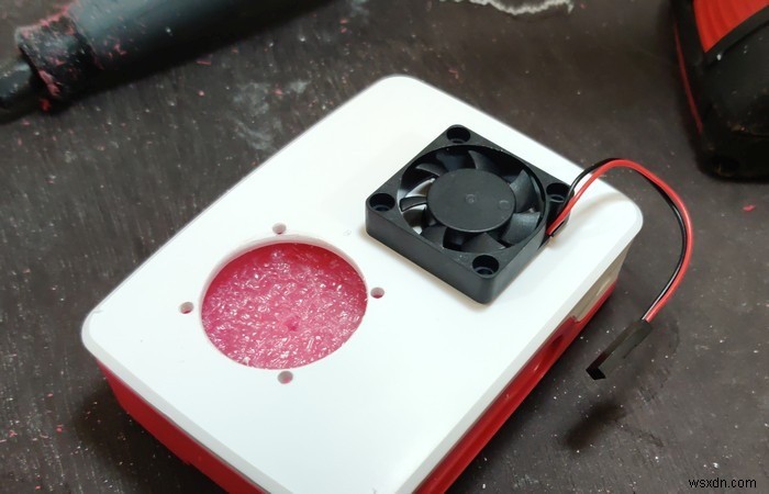 공식 라즈베리 파이 4 케이스에 팬을 장착하는 DIY 방법