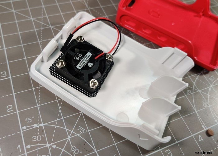 공식 라즈베리 파이 4 케이스에 팬을 장착하는 DIY 방법