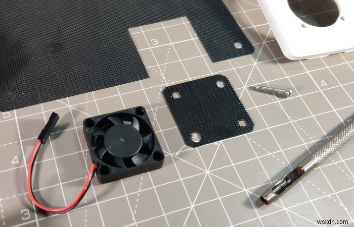 공식 라즈베리 파이 4 케이스에 팬을 장착하는 DIY 방법