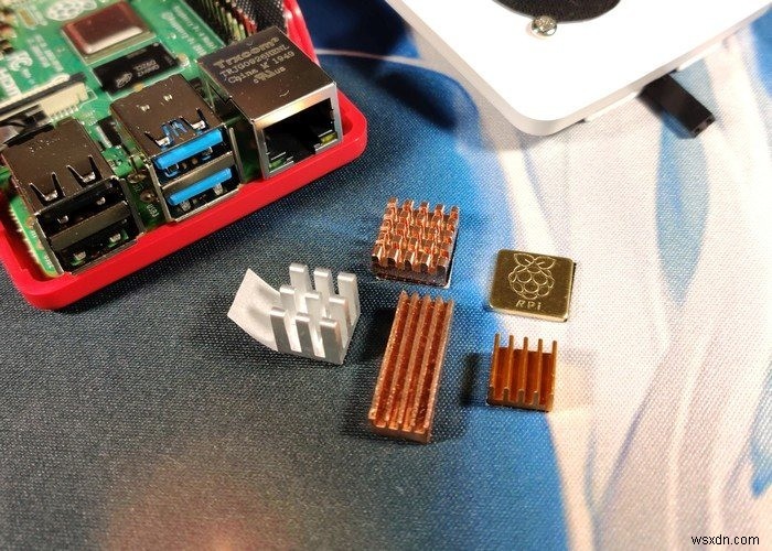 공식 라즈베리 파이 4 케이스에 팬을 장착하는 DIY 방법