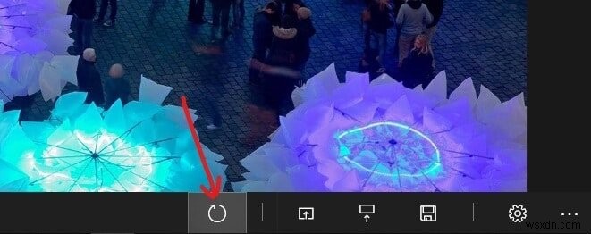 Windows 10에서 매일 바뀌는 빙(Bing) 이미지를 배경화면으로 자동 설정하는 방법