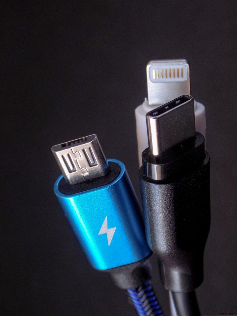라이트닝(Lightning) vs USB-C: 차이점 완벽 비교, 어떤 규격이 더 우수할까?