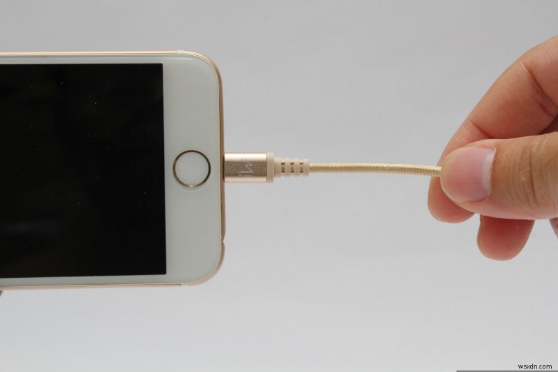 라이트닝(Lightning) vs USB-C: 차이점 완벽 비교, 어떤 규격이 더 우수할까?