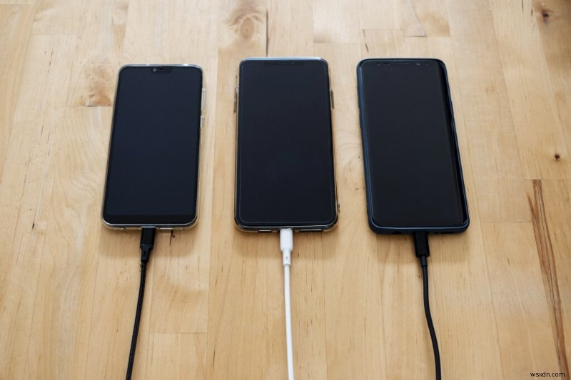 라이트닝(Lightning) vs USB-C: 차이점 완벽 비교, 어떤 규격이 더 우수할까?