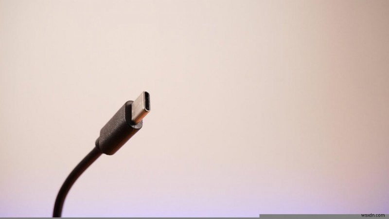 라이트닝(Lightning) vs USB-C: 차이점 완벽 비교, 어떤 규격이 더 우수할까?