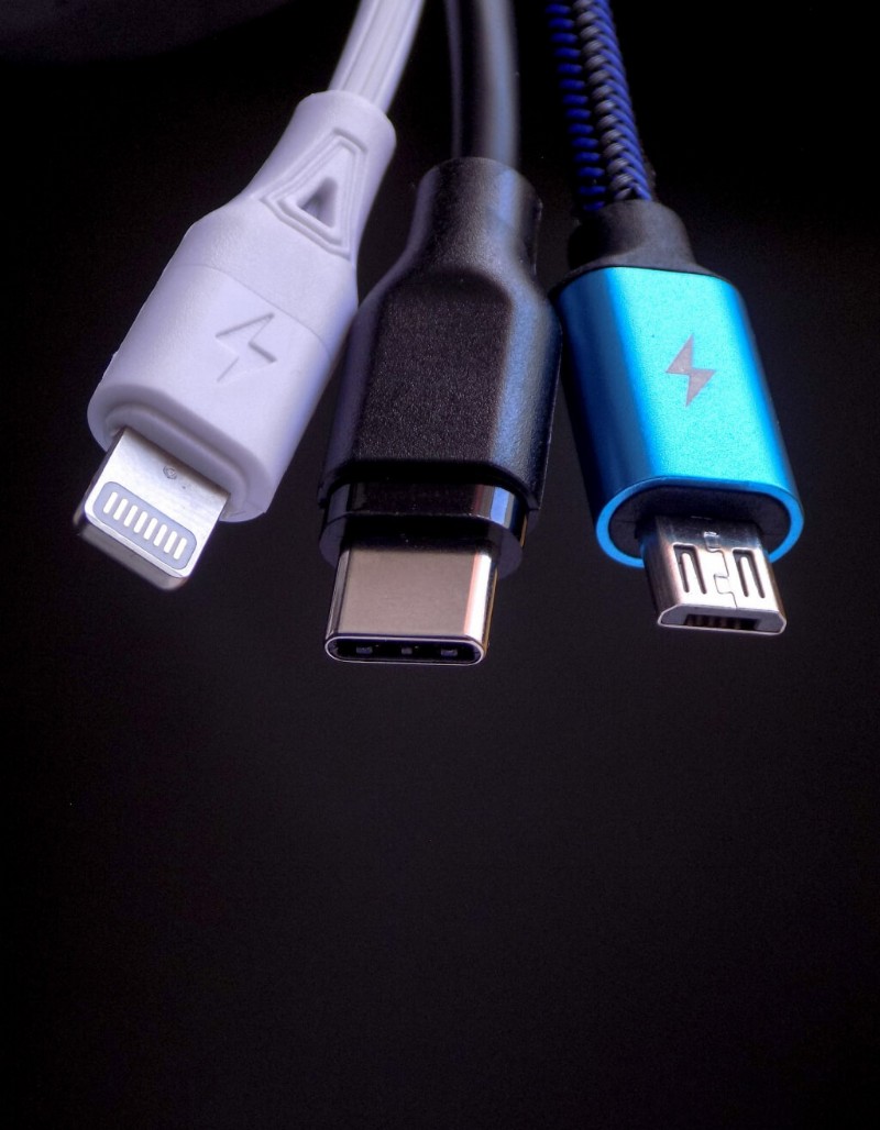 라이트닝(Lightning) vs USB-C: 차이점 완벽 비교, 어떤 규격이 더 우수할까?