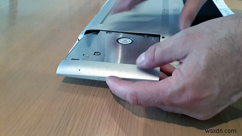 노트북 DVD 드라이브를 HDD 또는 SSD로 교체하는 방법 