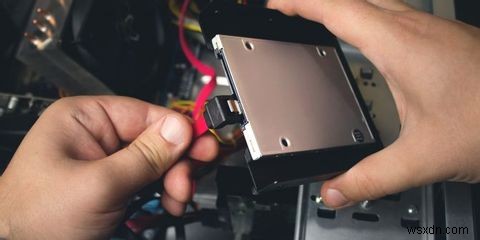 이전 하드 드라이브를 교체하기 위해 새 하드 드라이브를 설치하는 방법 