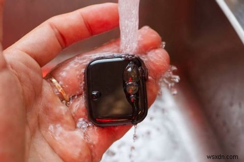 4단계로 Apple Watch를 안전하고 효율적으로 청소하는 방법 