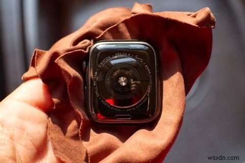 4단계로 Apple Watch를 안전하고 효율적으로 청소하는 방법 