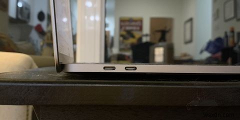 MacBook을 모니터에 연결하는 방법 
