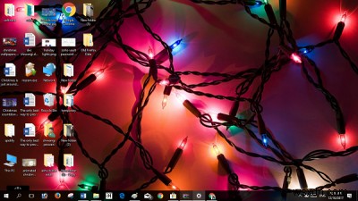 Windows 11/10 크리스마스 테마, 배경 화면, 나무, 화면 보호기, 눈 등! 