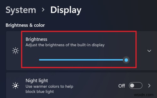 노트북 또는 컴퓨터 모니터 화면의 밝기를 더 어둡게 하거나 줄입니다. 