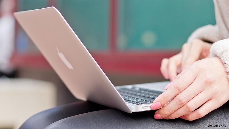 영국에서 MacBook을 태양열 충전하는 방법 