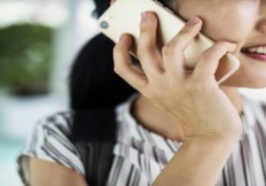 장시간 전화 사용으로 인한 손목 및 목 관절 통증을 예방하는 8가지 방법 