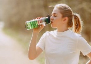 수분을 유지하는 데 도움이 되는 최고의 스마트 물병 4가지 