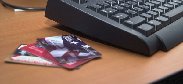 일회용 직불 카드 번호로 온라인 결제가 더 안전합니까? 
