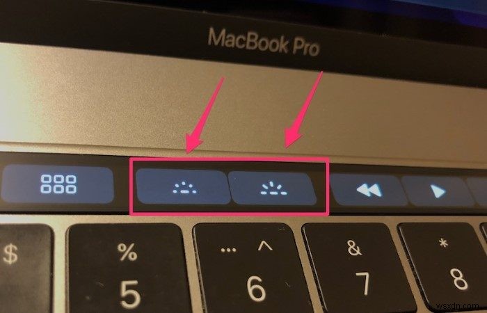 MacBook Pro에서 키보드 조명을 켜는 방법