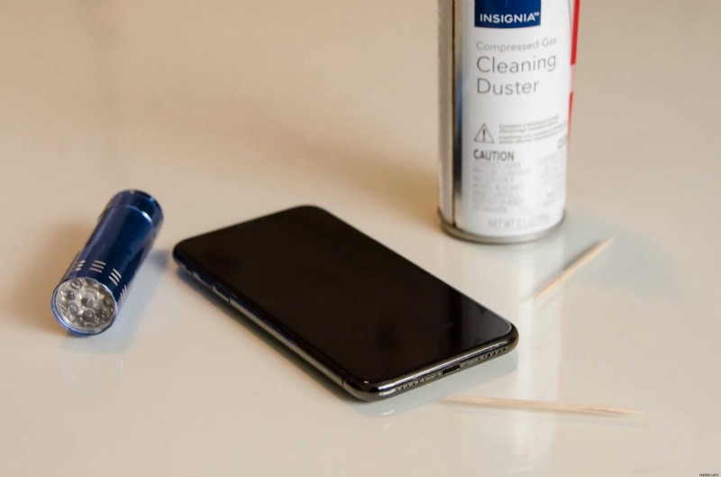 iPhone의 충전 포트를 청소하는 방법