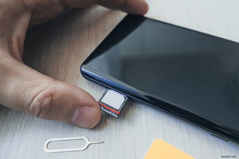 삼성 S8+에서 SIM 카드를 제거하는 방법