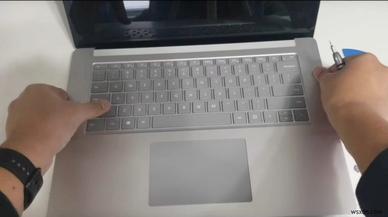 Surface Laptop 3에서 SSD를 업그레이드한 방법은 다음과 같습니다.