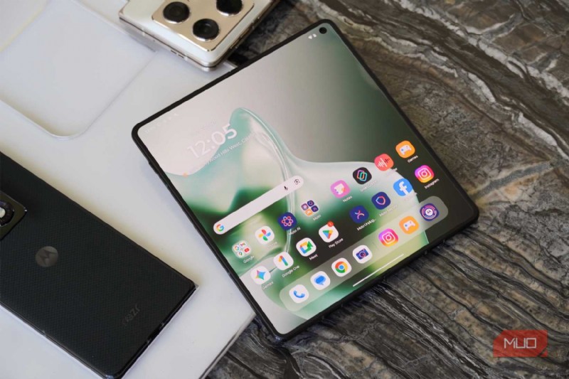 Motorola의 Razr Fold:삼성과 Google을 능가하는 저렴한 폴더블 제품 