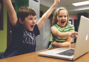 MacBook Pro 대 Air:성능과 성능 면에서 Pro가 Air를 능가하는 이유 