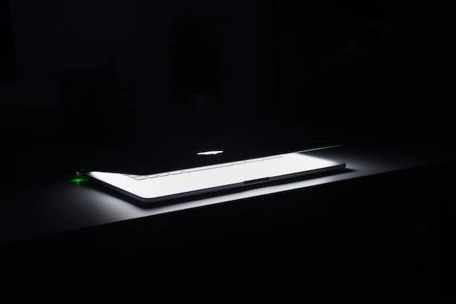 MacBook Pro 대 Air:성능과 성능 면에서 Pro가 Air를 능가하는 이유 