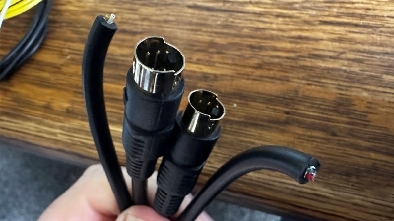 Windows에서 1990년 Apple 키보드를 부활시키기 위해 구성 가능한 ADB-to-USB 어댑터를 구축한 방법 